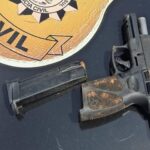 Campo Bom – Deu ruim e não teve mais pra onde correr O homem que tava foragido por causa de um homicídio lá em Campo Bom, desde o dia 16 de fevereiro, simplesmente resolveu “virar gente” e se entregar pra polícia nesta terça-feira (14), lá em Palmeira das Missões. E olha… não foi por falta de aviso. A polícia já tava no encalço fazia tempo. Segundo o delegado Rodrigo Câmara, a caçada tava pesada: “A Polícia Civil de Campo Bom, junto com a inteligência da Brigada Militar, já vinha há semanas atrás dele. A gente já sabia que ele tinha fugido pra região. Antes da casa cair de vez, ele apareceu na Delegacia com advogado, dizendo que tava sendo ameaçado por gente ligada à vítima e que agora quer colaborar”, contou. Traduzindo: viu que o cerco fechou e preferiu se adiantar