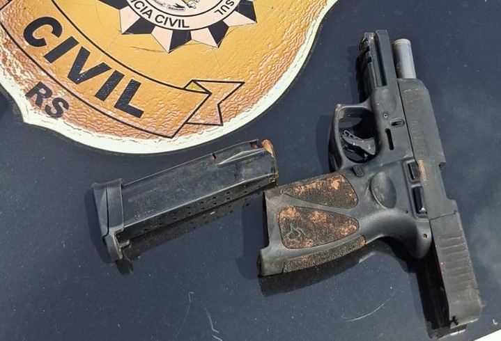 Campo Bom – Deu ruim e não teve mais pra onde correr O homem que tava foragido por causa de um homicídio lá em Campo Bom, desde o dia 16 de fevereiro, simplesmente resolveu “virar gente” e se entregar pra polícia nesta terça-feira (14), lá em Palmeira das Missões. E olha… não foi por falta de aviso. A polícia já tava no encalço fazia tempo. Segundo o delegado Rodrigo Câmara, a caçada tava pesada: “A Polícia Civil de Campo Bom, junto com a inteligência da Brigada Militar, já vinha há semanas atrás dele. A gente já sabia que ele tinha fugido pra região. Antes da casa cair de vez, ele apareceu na Delegacia com advogado, dizendo que tava sendo ameaçado por gente ligada à vítima e que agora quer colaborar”, contou. Traduzindo: viu que o cerco fechou e preferiu se adiantar